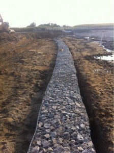 M3 és 26-os út csatlakozásának megvédése gabionhálóval. DOVI-Trade Kft