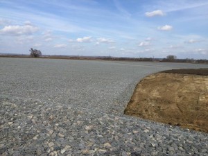 M3 és 26-os út csatlakozásának megvédése gabionhálóval. DOVI-Trade Kft