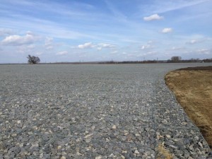 M3 és 26-os út csatlakozásának megvédése gabionhálóval. DOVI-Trade Kft